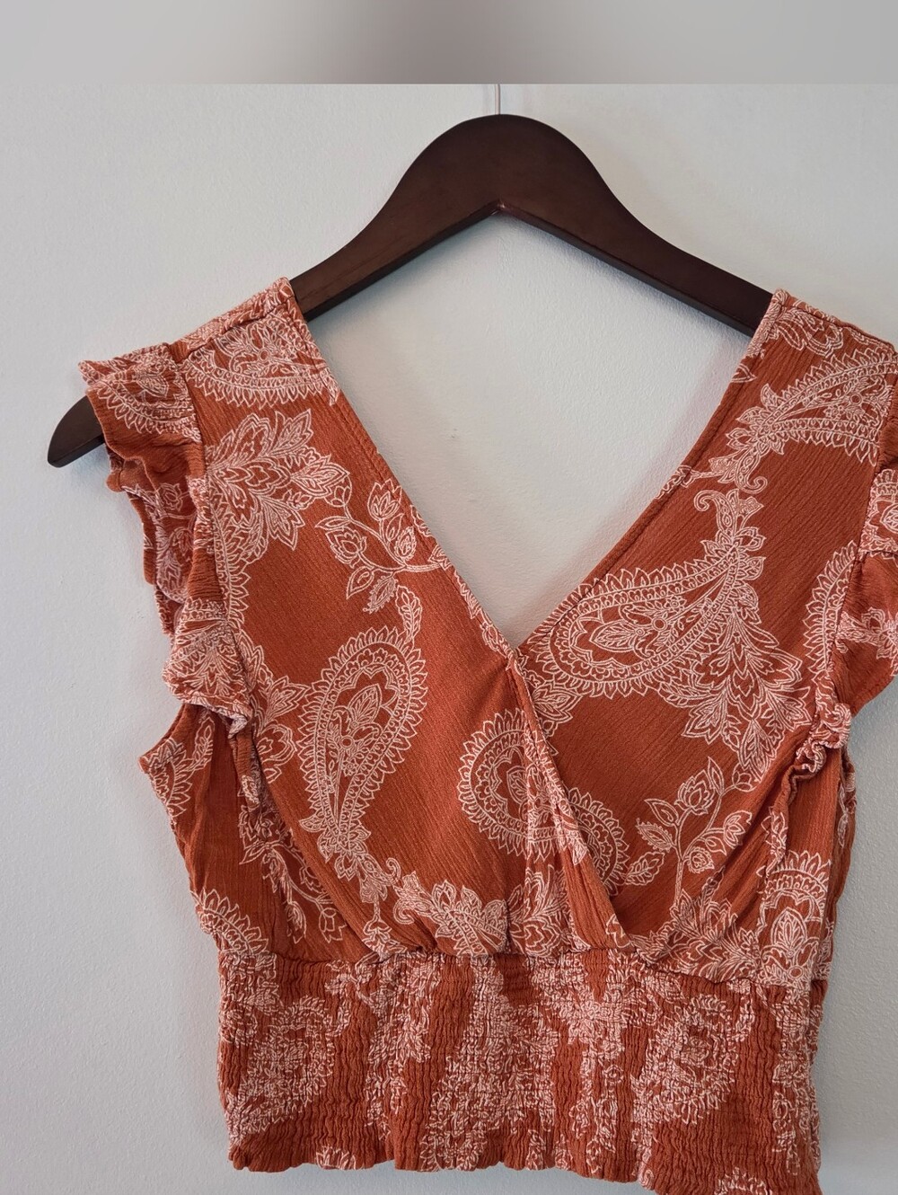 Paper Crane Paisley Patterned V-neck Ruffle Crop Top in Orange & White Size M